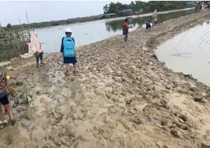 পোকখালী গোমাতলীর দক্ষিণ চরপাড়ার চলাচল সড়কের মরণ দশা, জনদূর্ভােগ চরমে