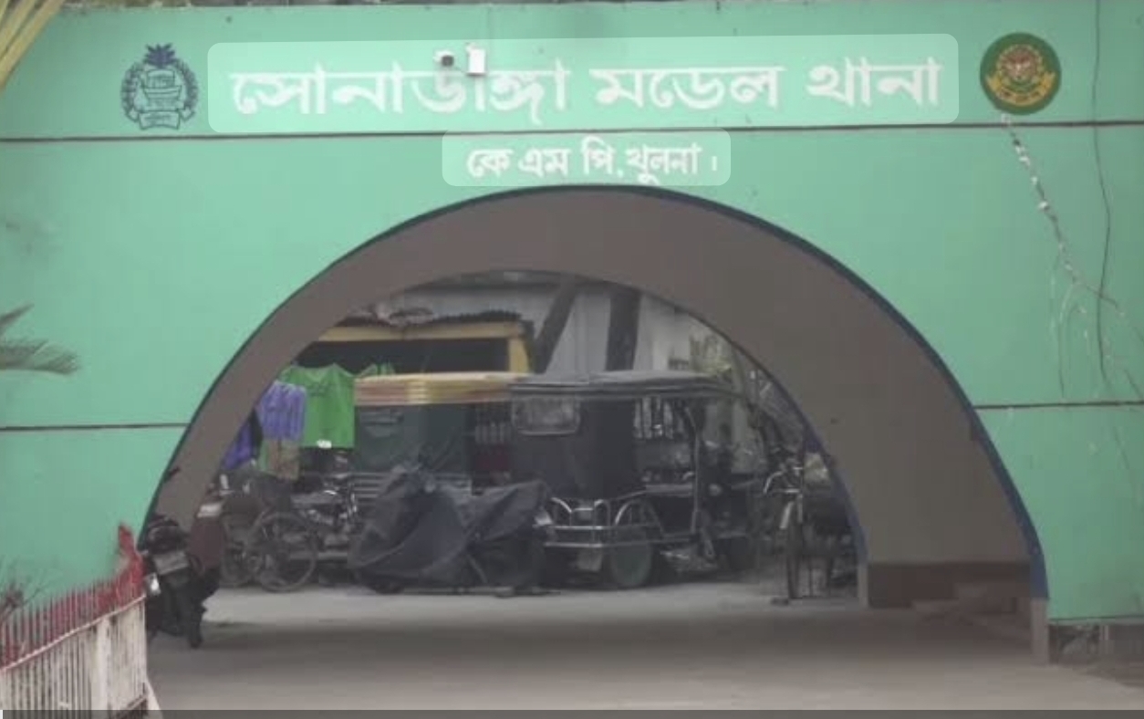 খুলনায় মাদক ব্যবসায়ীকে ছাড়াতে এসে শ্রমিক দলের নেতা আটক