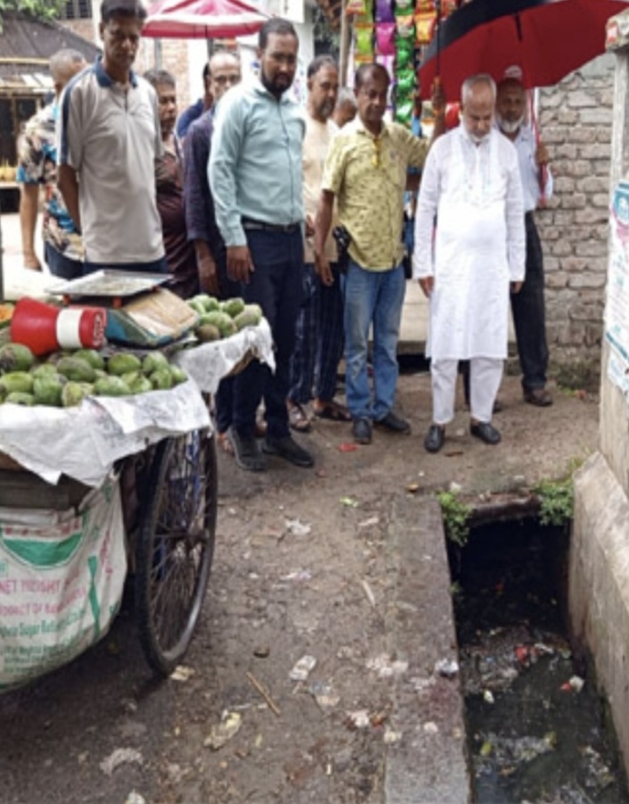 নগরীর বিভিন্ন ড্রেনেজ, বর্জ্য ও পানি নিষ্কাশন ব্যবস্থা পরিদর্শনে কেসিসি প্রশাসক
