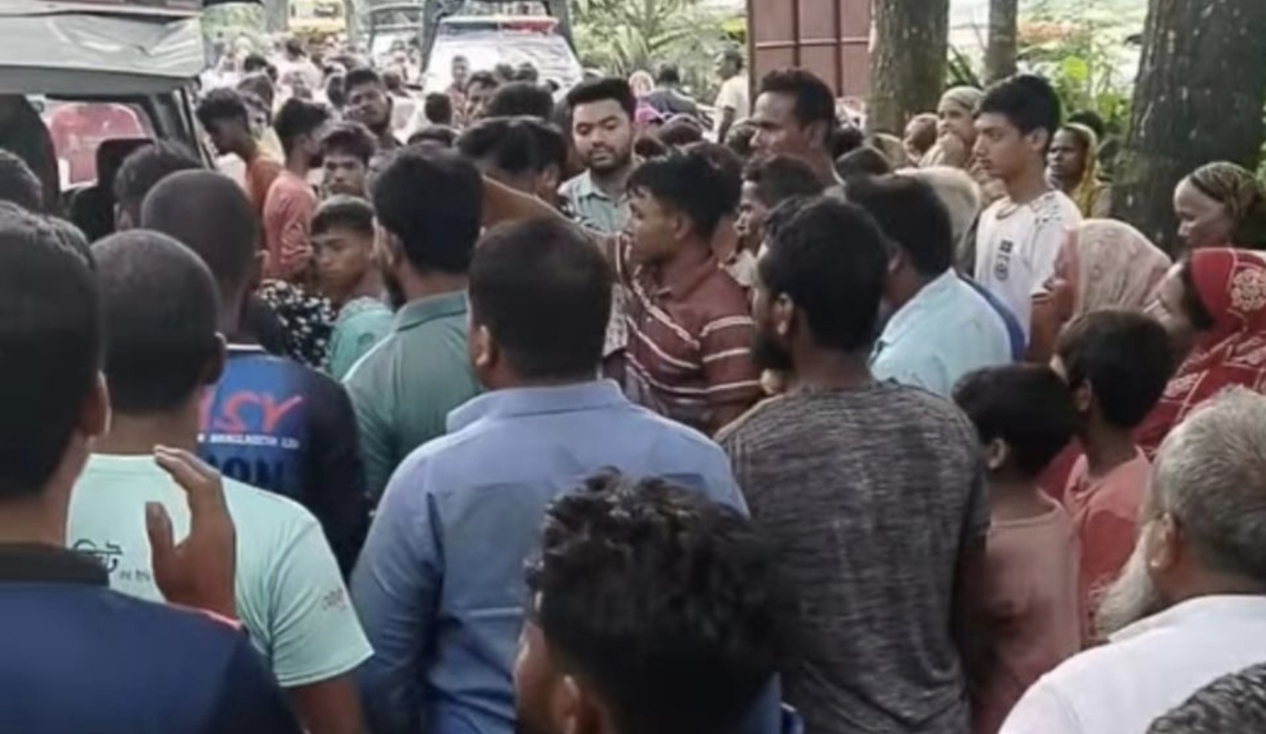 পিকআপের ধাক্কায় প্রাণ গেল মোটরসাইকেল আরোহী মা-ছেলের