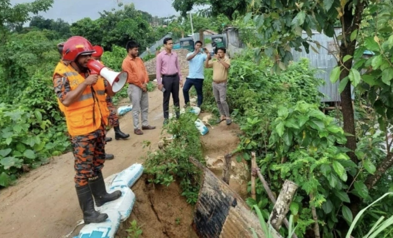 পাহাড়ধসের শঙ্কায় রাঙ্গামাটিতে প্রশাসনের মাইকিং
