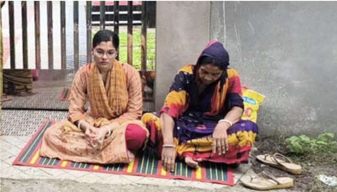 স্বামীর বাড়ির সামনে অনশনে ইন্টার্ন চিকিৎসক