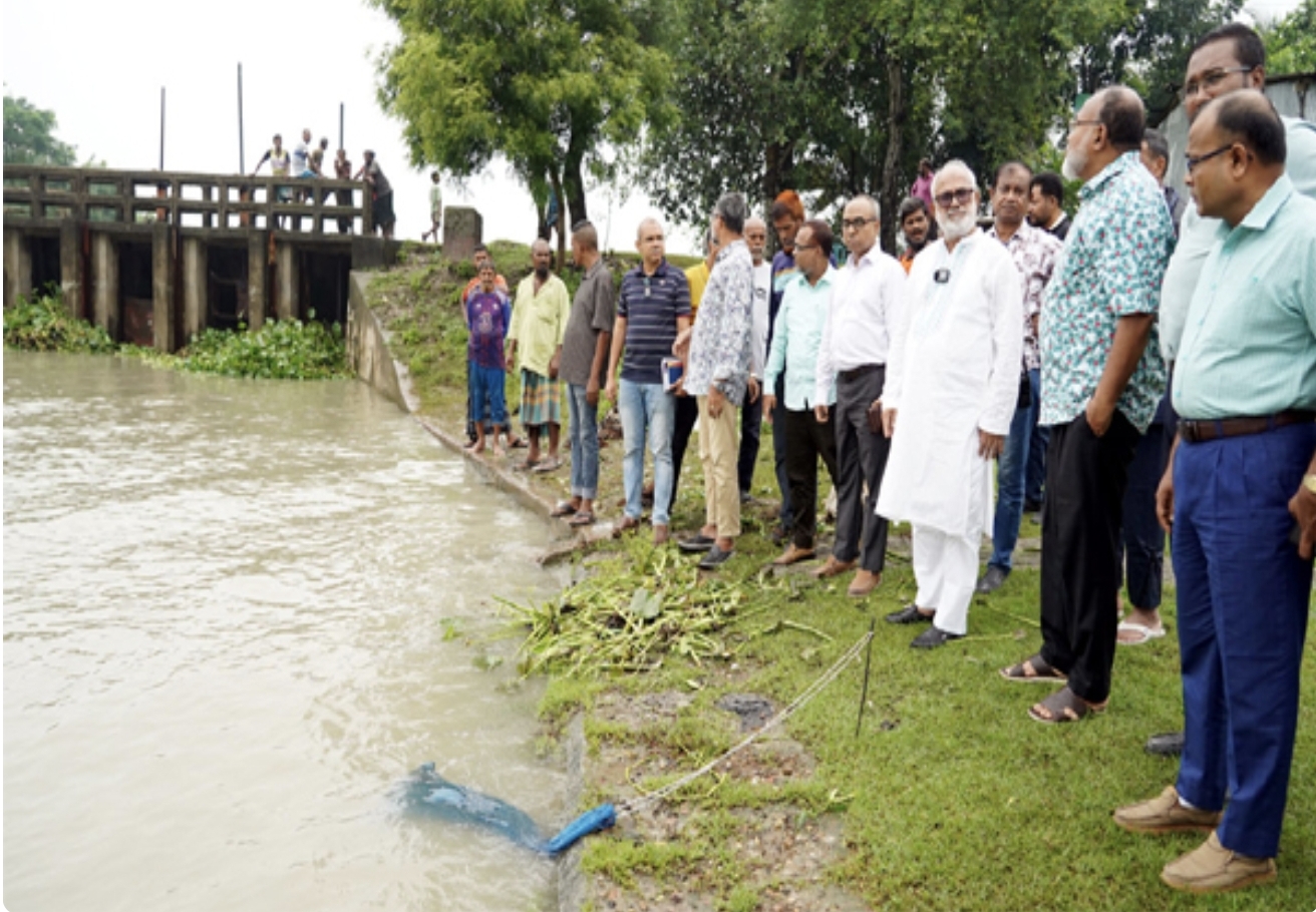 মাথাভাঙ্গায় আলুতলা স্লুইস গেটের (দশগেট) সংস্কার কাজের অগ্রগতি পরিদর্শনে কেসিসি প্রশাসক