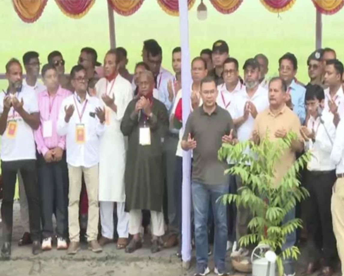 নেতাকর্মীদের নিয়ে আড়াই হাজার গাছের চারা রোপণ করলেন প্রধানমন্ত্রী