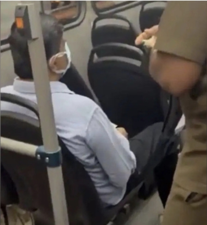 যাত্রী বেশে বাসে মন্ত্রী, ভাংতি না থাকায় নামিয়ে দিলেন কন্ডাক্টর