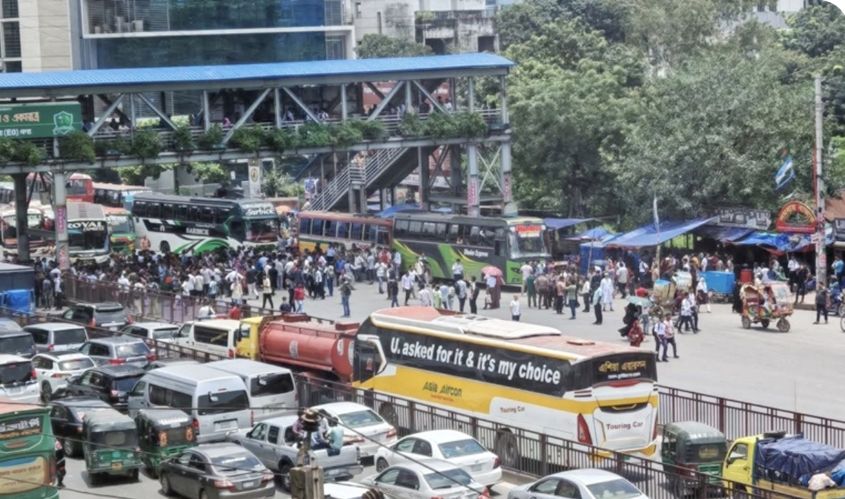শিক্ষামন্ত্রীর পদত্যাগ দাবিতে শিক্ষার্থীদের সড়ক অবরোধ, অচল ঢাকার একাংশ