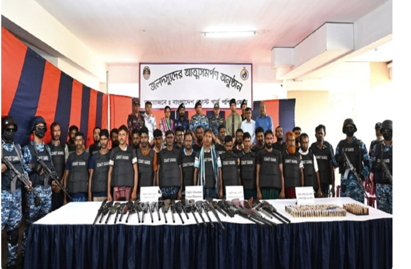 সুন্দরবনের কুখ্যাত ছোট জাহাঙ্গীর বাহিনীর প্রধানসহ ২৭ জনের আত্মসমর্পণ