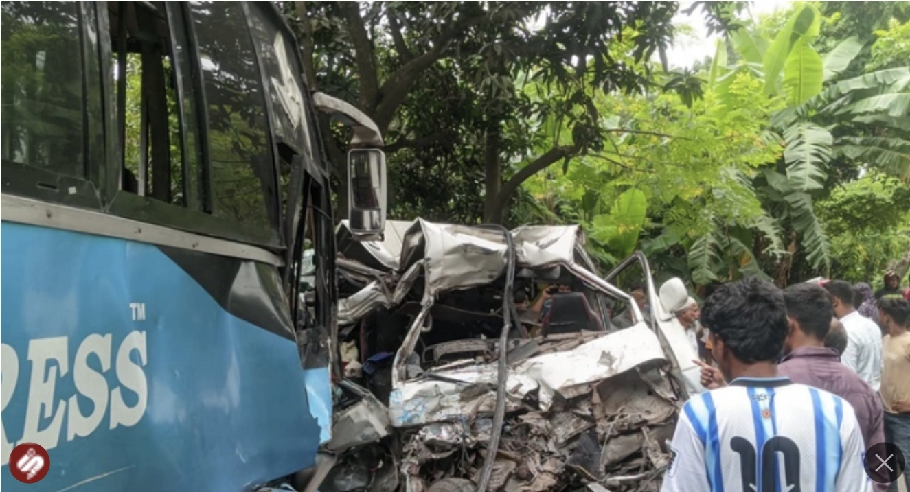 পাবনায় লাশবাহী অ্যাম্বুলেন্স ও বাসের মুখোমুখি সংঘর্ষে নিহত ৩
