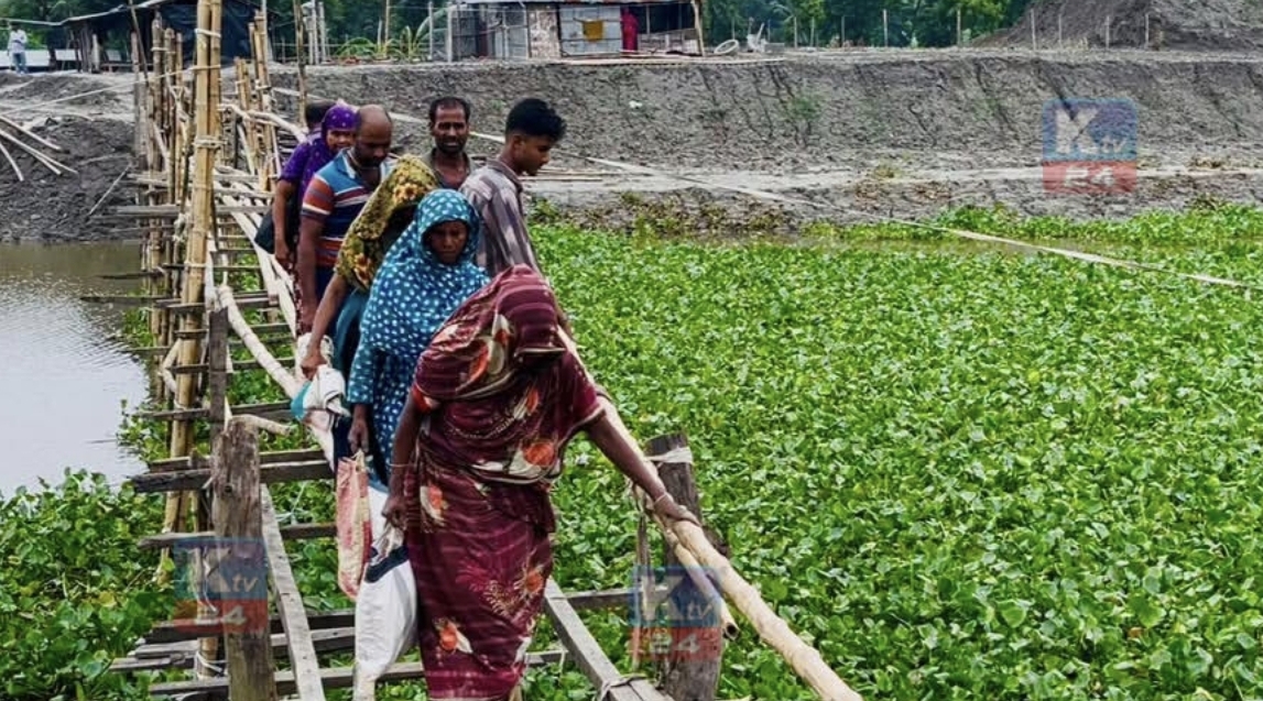 বুড়িভদ্রা নদী খননে নিজেদের তৈরী সাঁকো ভেঙে বেহাল দশা দু’পারের মানুষের