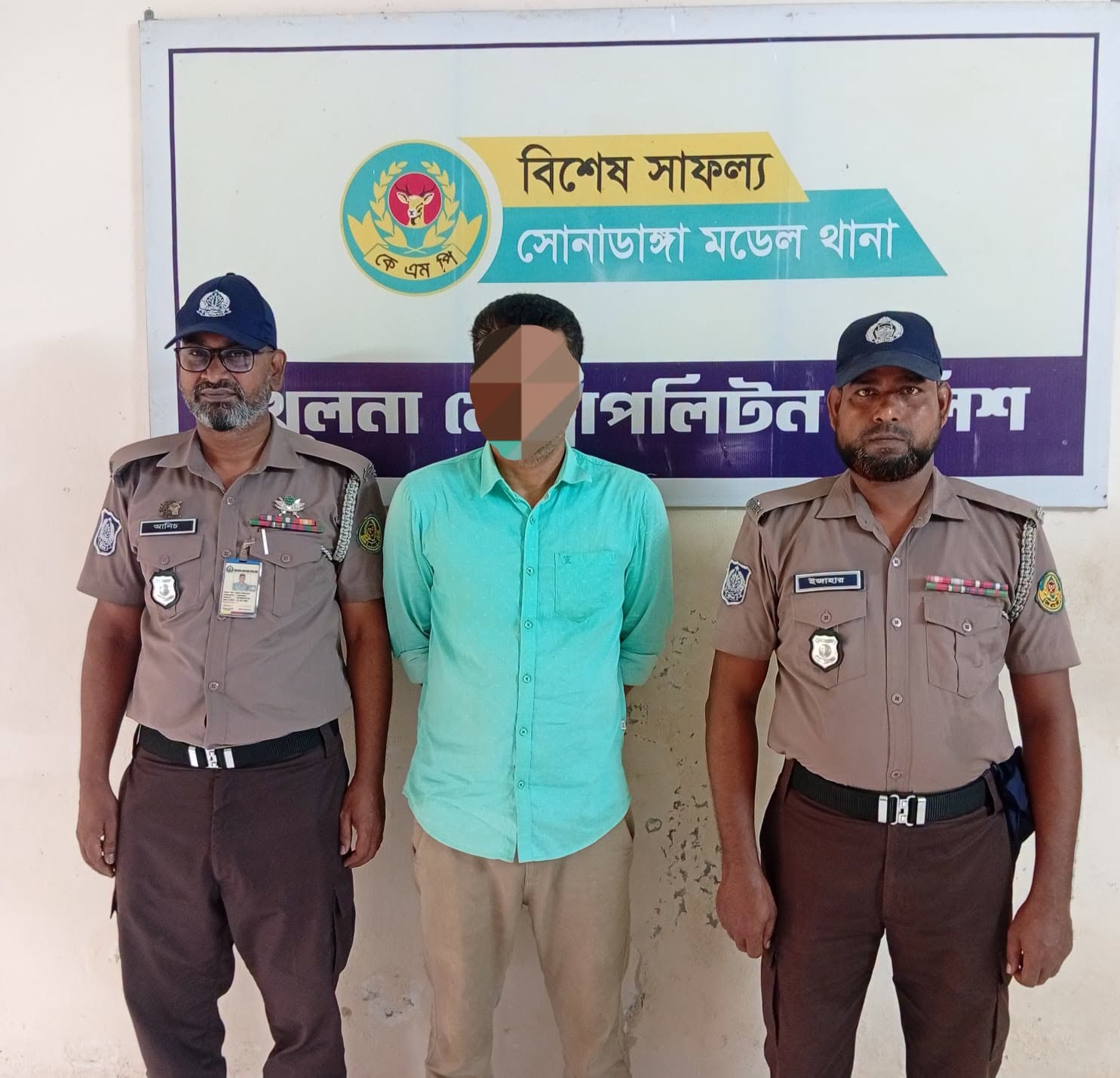 তালিকাভুক্ত মাদক ব্যবসায়ী এবং ধর্ষণ মামলার আসামী গ্রেফতার করেছে কেএমপি
