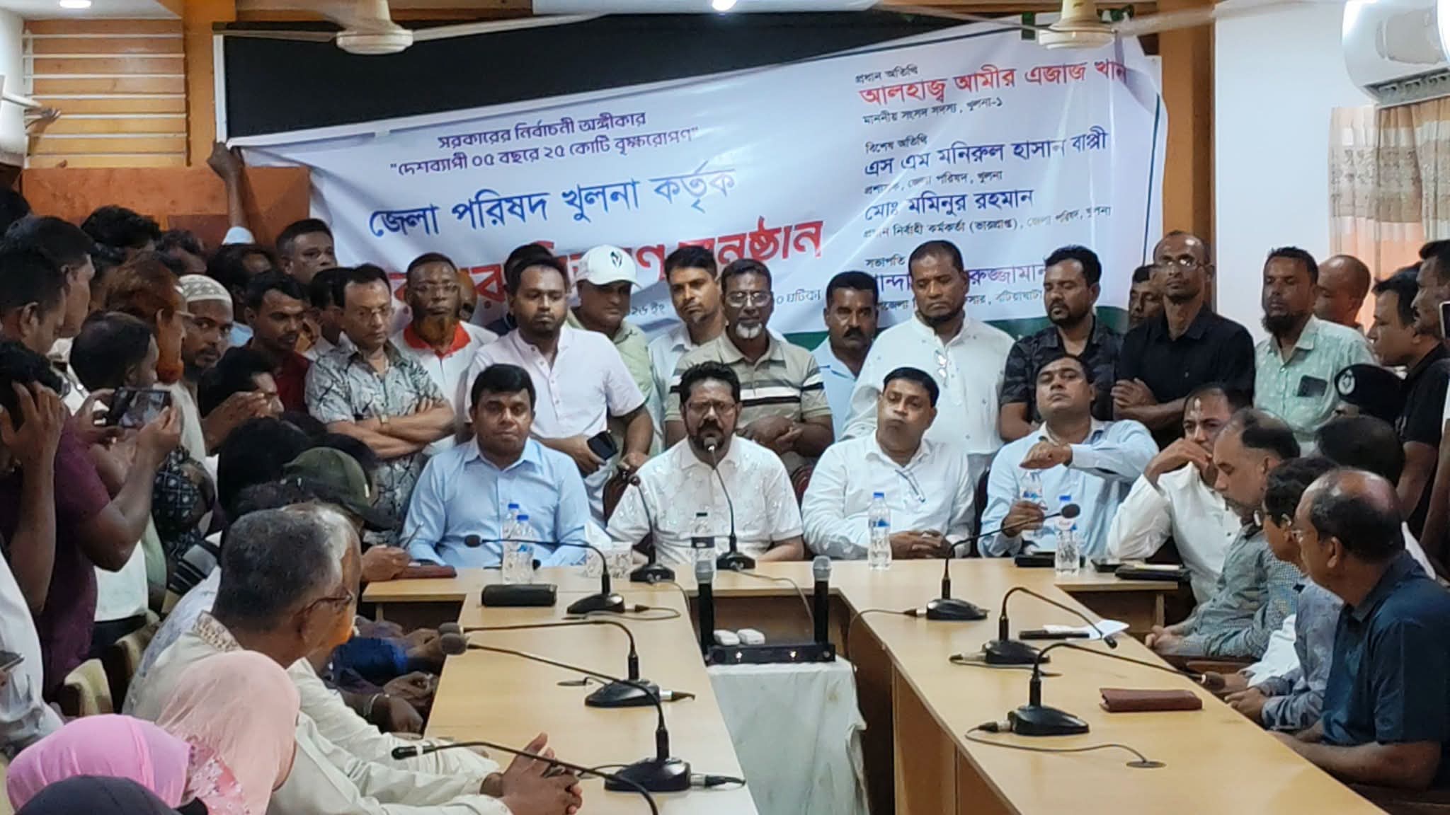 বটিয়াঘাটা উপজেলা খুলনা জেলা পরিষদের উদ্যোগে বিভিন্ন প্রকার গাছের চারা বিতরণ করেন আমীর এজাজ খান