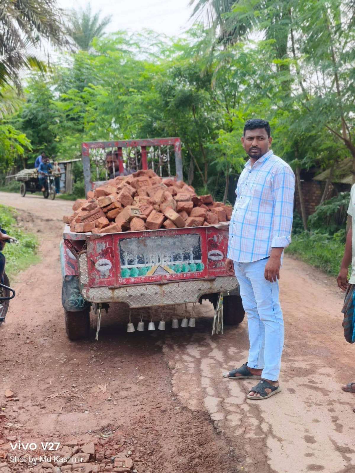জনদুর্ভোগ কমাতে নিজস্ব অর্থায়নে কুলবাড়িয়া-মাগুরখালী সড়ক সংস্কার করলেন চেয়ারম্যান হেলাল