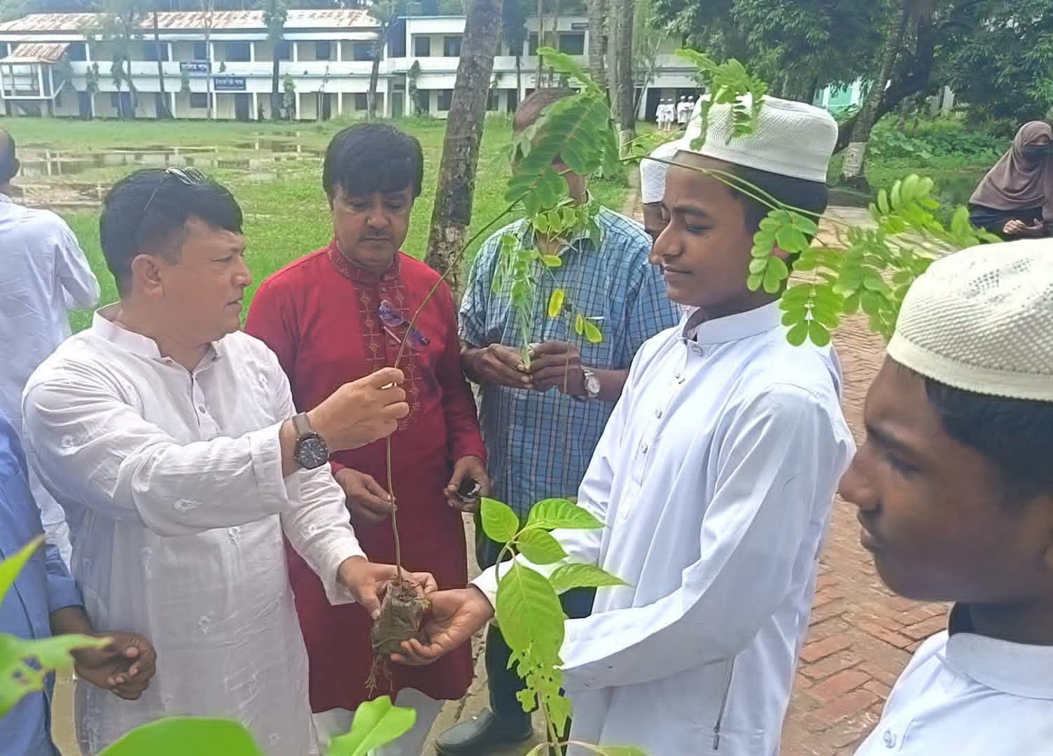 ঈদগাঁও আলমাছিয়া ফাজিল মাদ্রাসায় ফলজ, বনজ ও ঔষুধি চারা বিতরন 