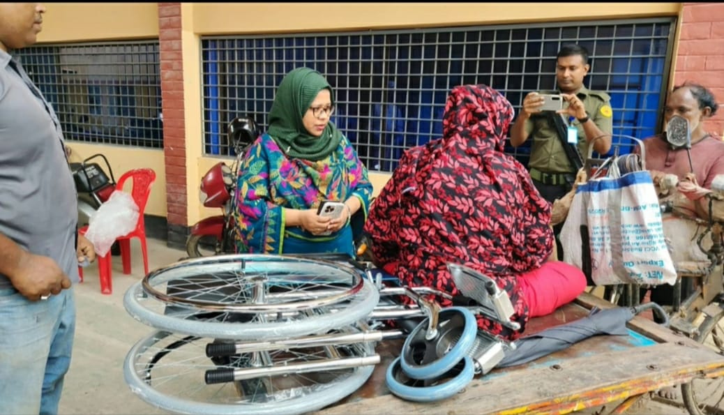 কেশবপুরে প্রতিবন্ধী নারীকে চলাফেরার সহযোগিতা করে দিলেন ইউএনও