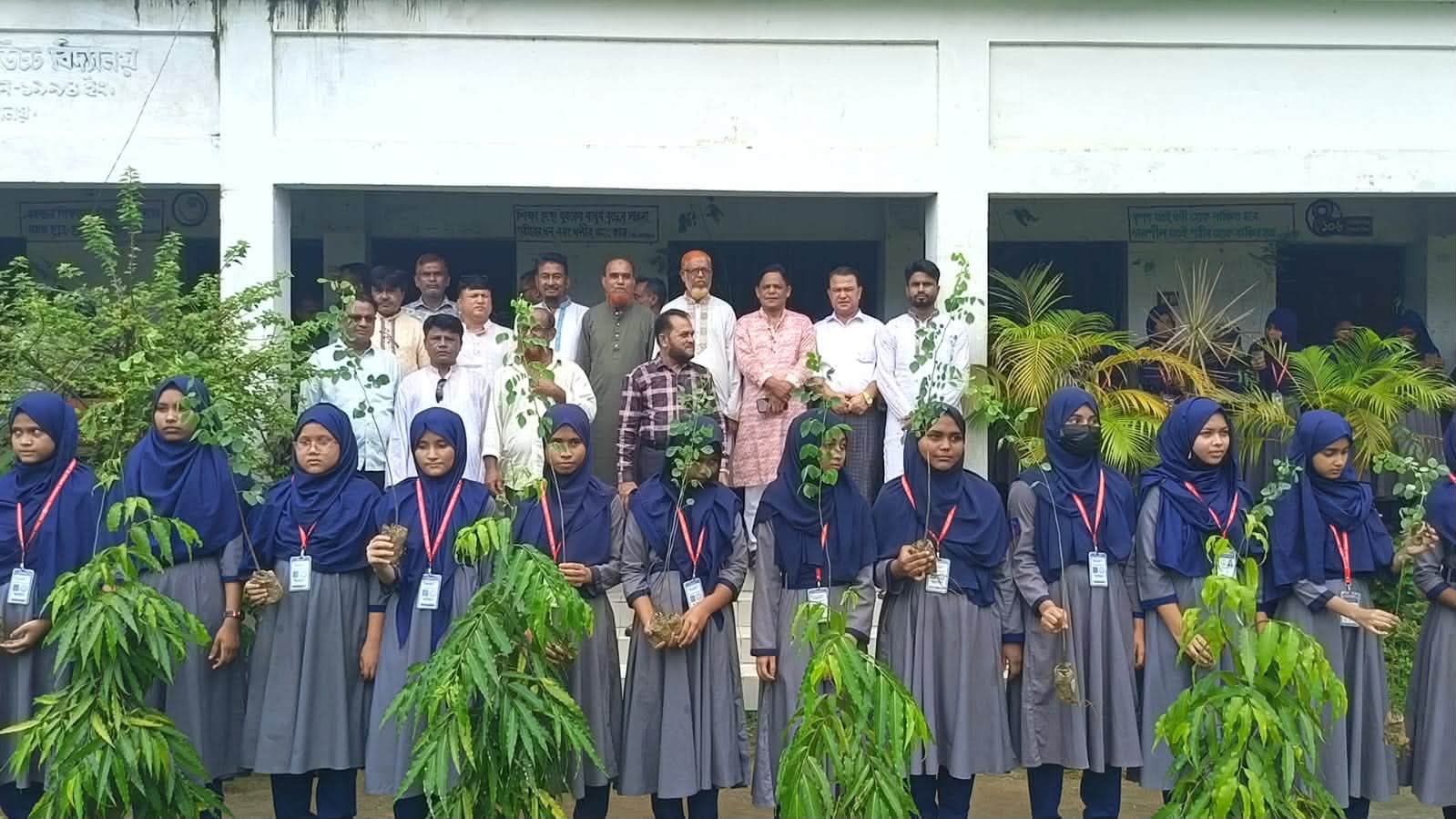 পরিবেশ রক্ষায় ইসলামাবাদ জাহানারা ইসলাম বালিকা উচ্চ বিদ্যালয়ে চারা বিতরণ