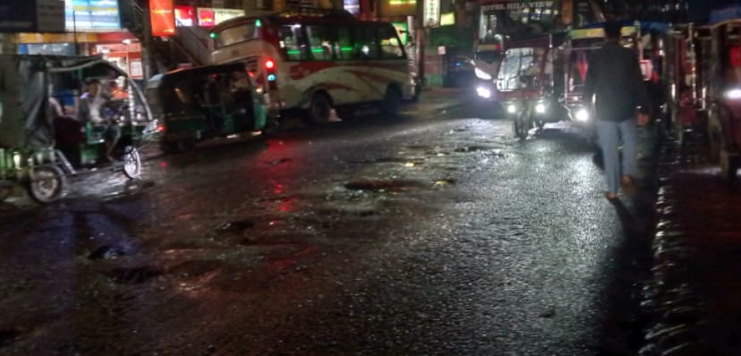 খানাখন্দে ভরা মহাসড়কের ঈদগাঁও স্টেশন