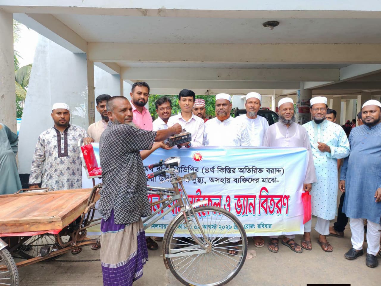 এডিপির অর্থায়নে কয়রায় অসহায় ভ্যানচালকদের মাঝে ব্যাটারিচালিত ভ্যান বিতরণ