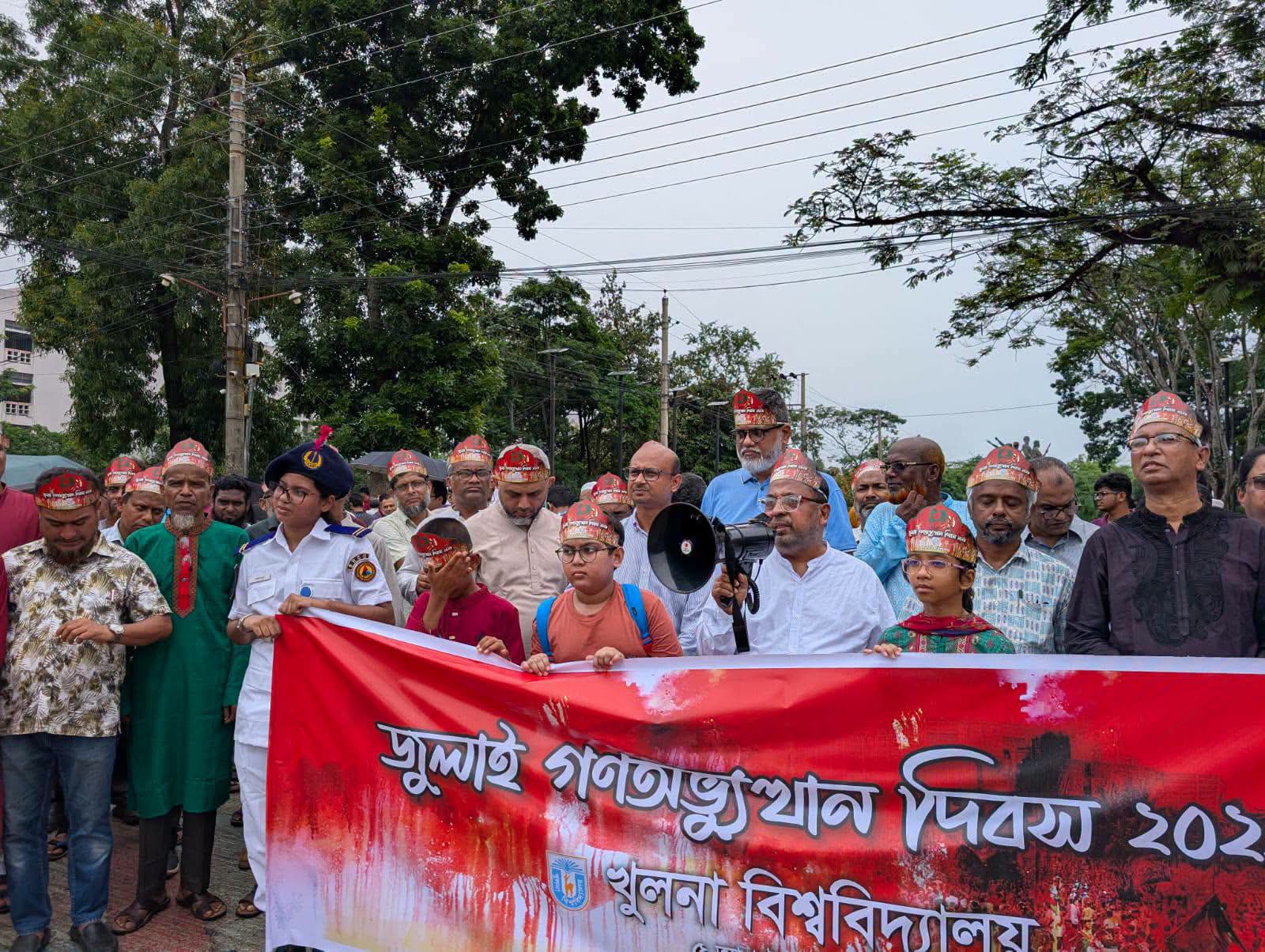 জুলাই গণঅভ্যুত্থান দিবস ২০২৬ উপলক্ষে খুলনা বিশ্ববিদ্যালয়ে গৃহীত কর্মসূচির অংশ হিসেবে বর্ণাঢ্য র‍্যালি :