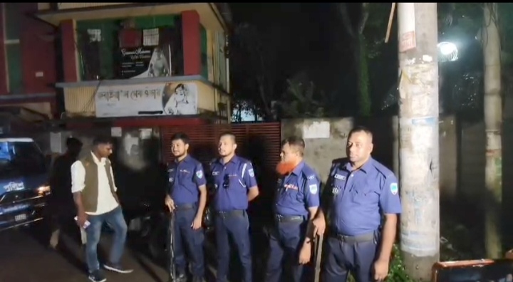 মাগুরায় সাকিব আল হাসানের বাড়িতে ভাঙচুর, পেট্রোল নিক্ষেপ ও অগ্নিসংযোগ