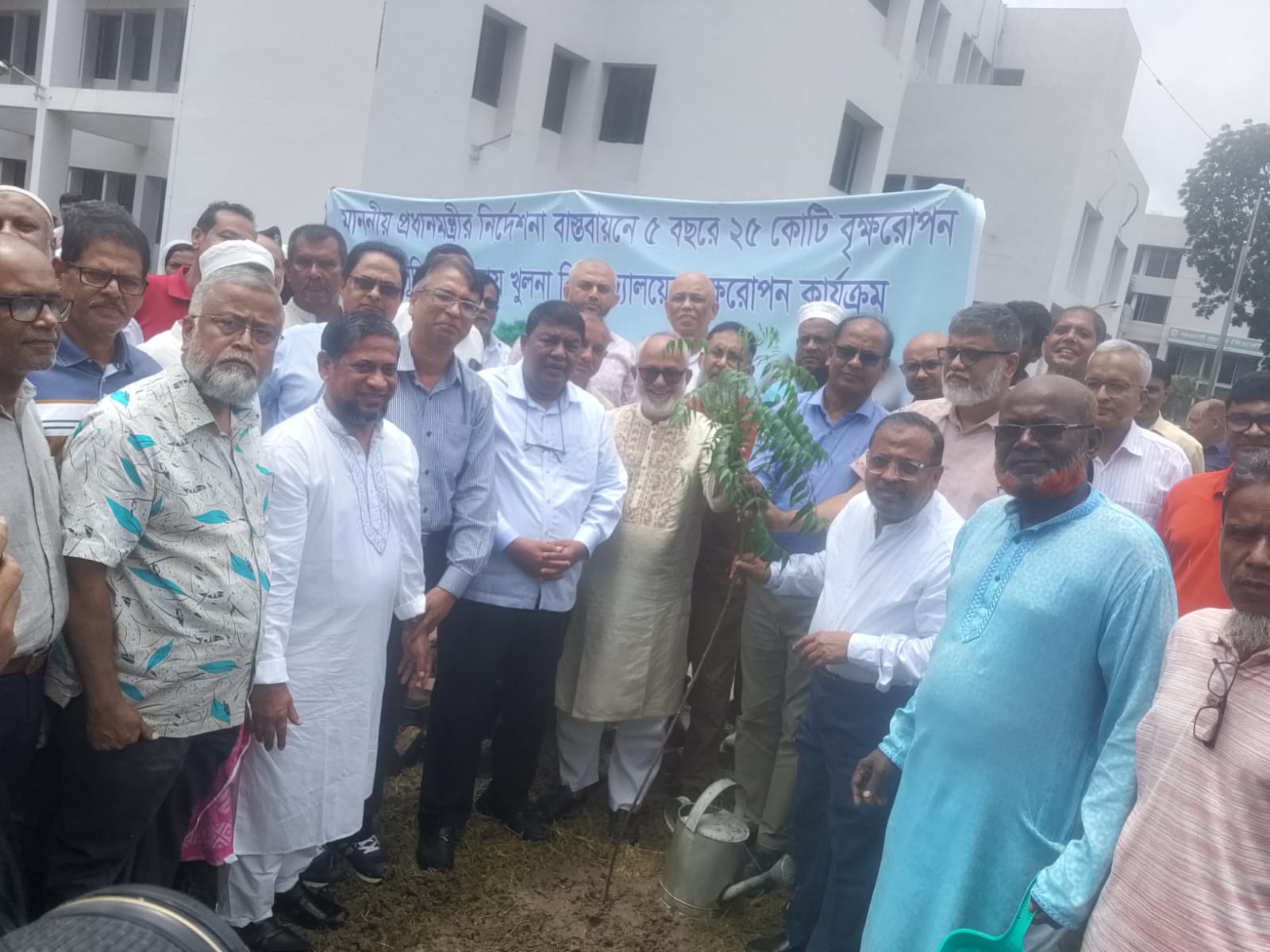 খুলনা বিশ্ববিদ্যালয় বৃক্ষরোপণ কর্মসূচি পালনে প্রধান ও বিশেষ অতিথি ছিলেন ফরহাদ হালিম ডোনার এবং নজরুল ইসলাম মঞ্জু