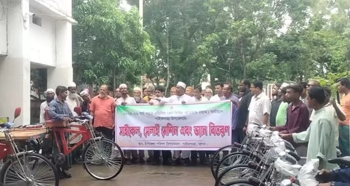 পাইকগাছায় শিক্ষার্থীদের হাতে সাইকেল, নারীদের সেলাই মেশিন, অসচ্ছলদের ভ্যান উপহার