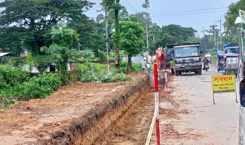 চট্টগ্রাম-কক্সবাজার মহাসড়ক প্রশস্তকরণ কাজ ইসলামাবাদ অংশে চলছে 