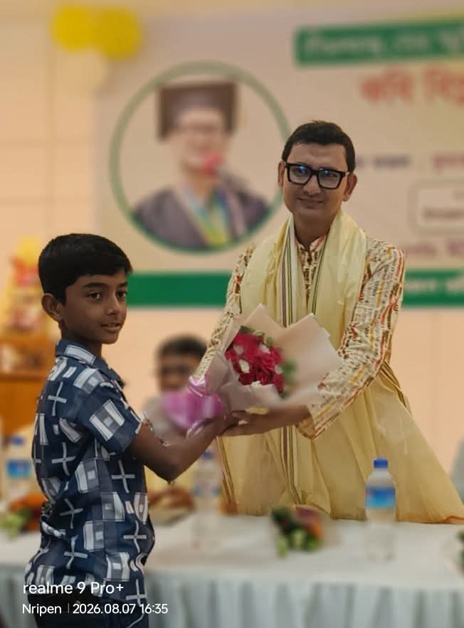দীনেশচন্দ্র সেন স্মৃতি স্বর্ণপদক–২০২৬ অর্জন উপলক্ষে খুলনা বিশ্ববিদ্যালয় বাংলা বিভাগের সহযোগী অধ্যাপক কবি বিপ্লব রায়কে সংবর্ধনা
