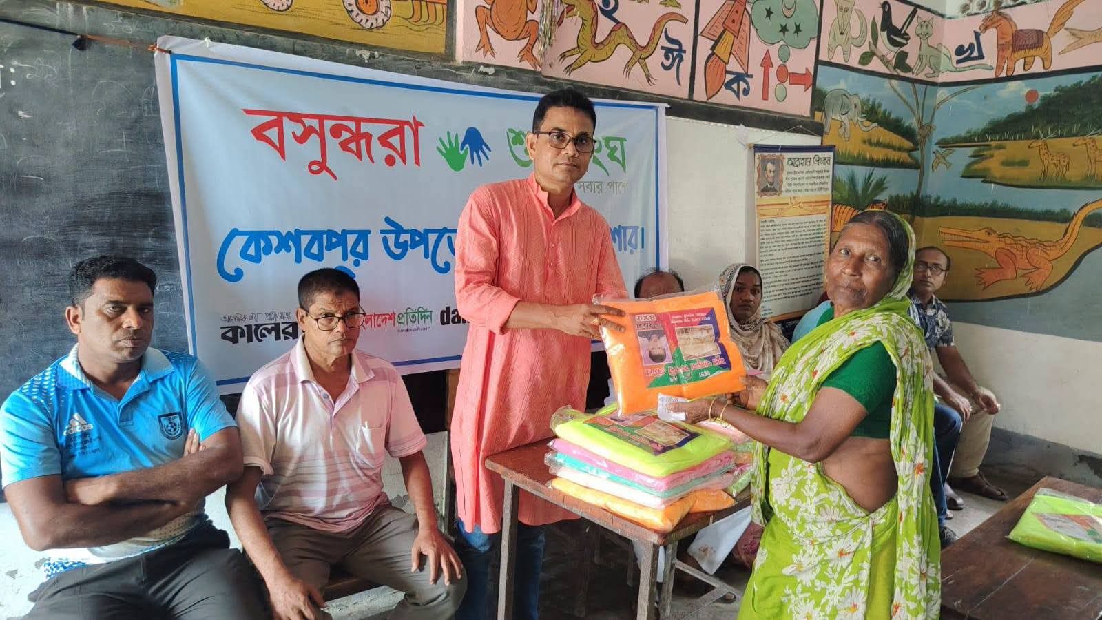 কেশবপুরে অসহায় পরিবারের মাঝে বসুন্ধরা শুভসংঘের মশারি বিতরণ