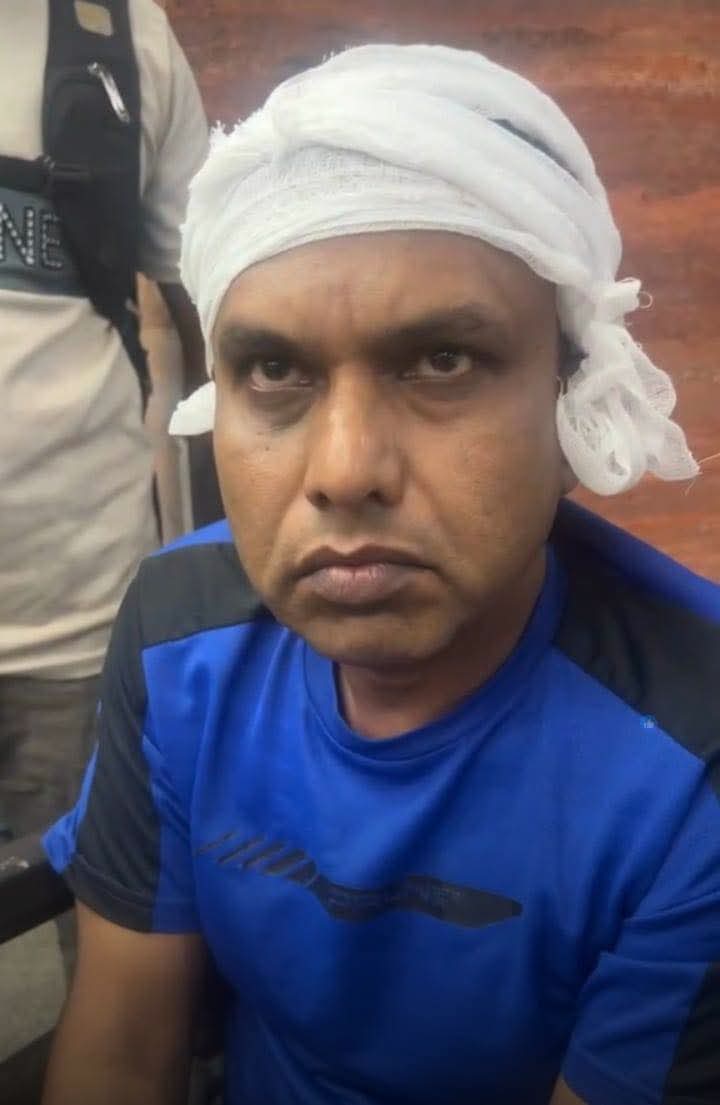 খুলনা জেলার বটিয়াঘাটার খাদ্য নিয়ন্ত্রক কর্মকর্তা অনিন্দ্য কুমার দাস কে কুপিয়ে জখম