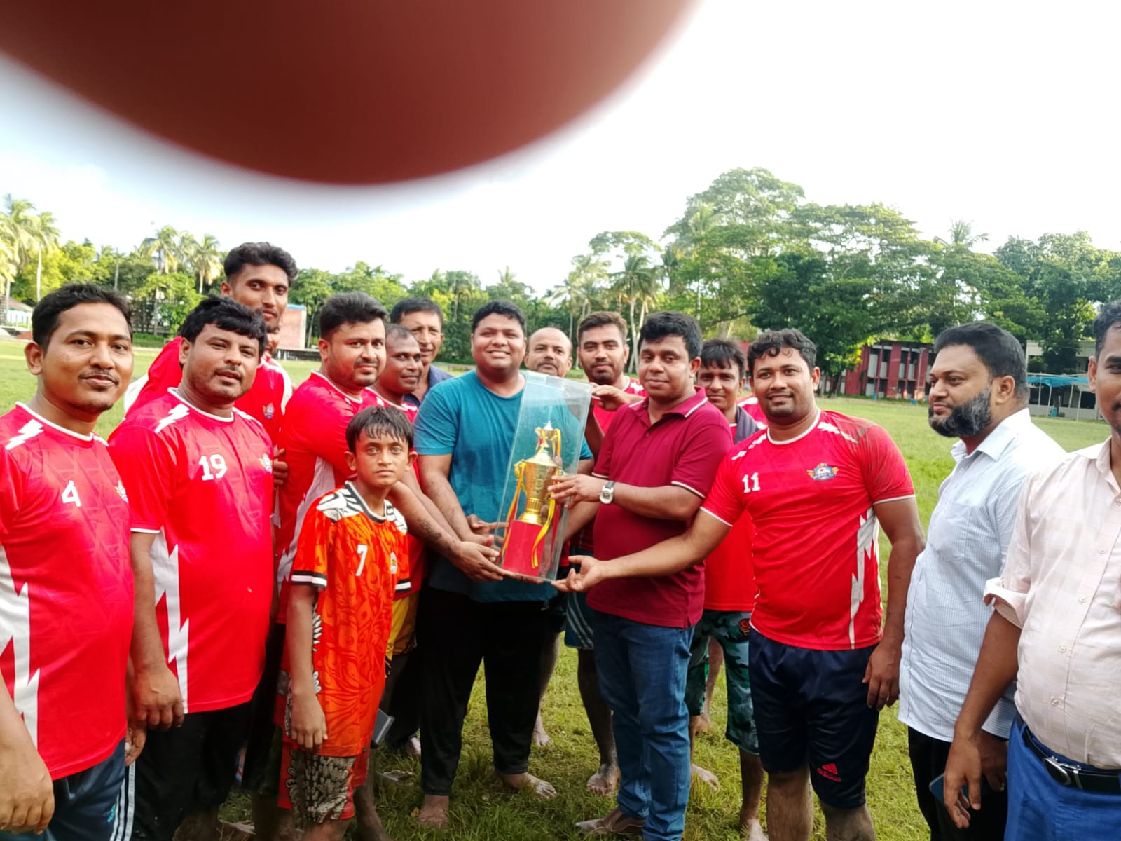 খুলনা জেলার বটিয়াঘাটা উপজেলা মাঠে উপজেলা প্রশাসন ও উপজেলা কৃষি অফিস মধ্যে প্রীতি ফুটবল ম্যাচ অনুষ্ঠিত হয়