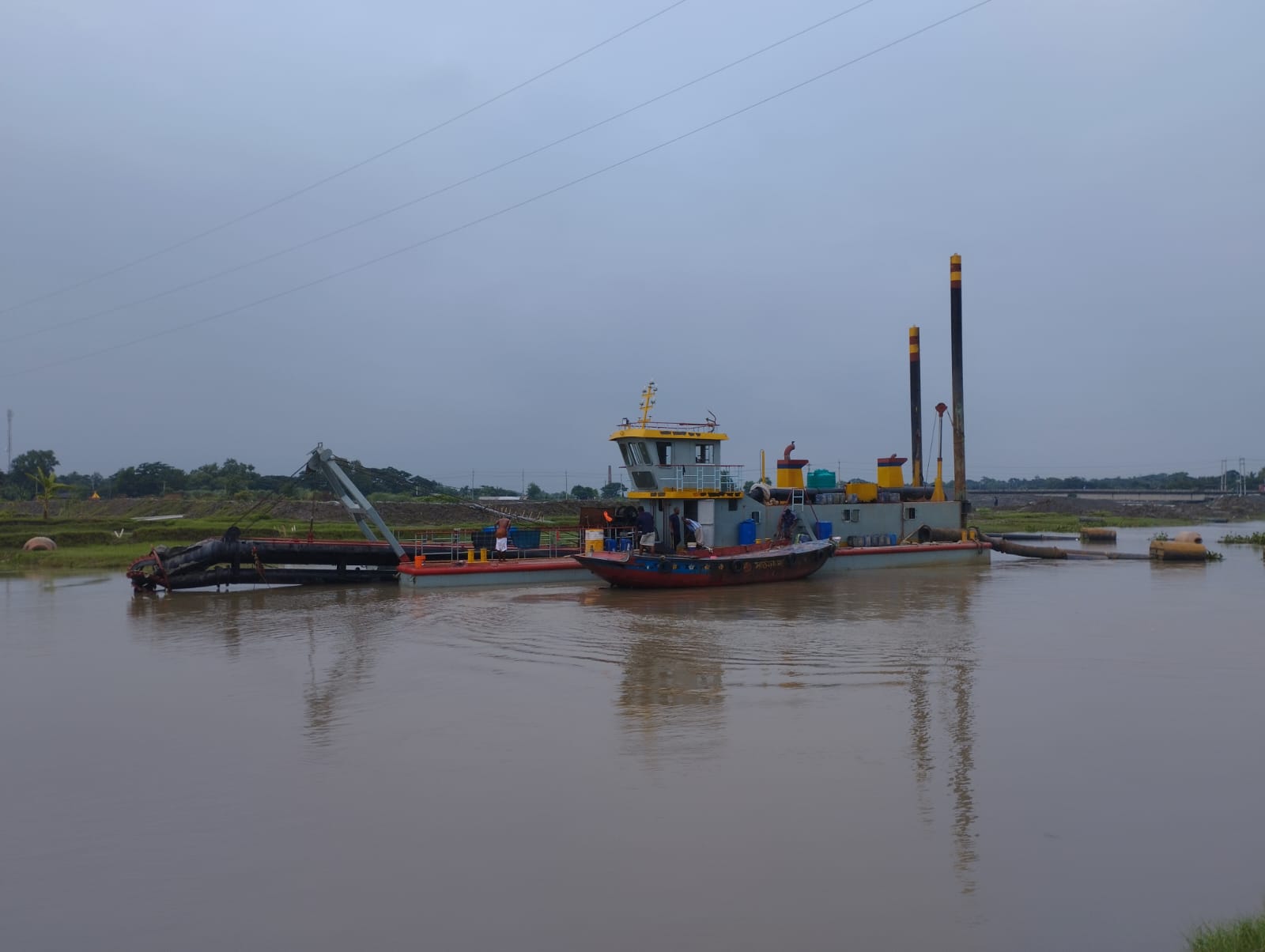 জলাবদ্ধতায় ডুবল ডুমুরিয়ার খর্নিয়ার ‘ডোমরা বিল’: হাজার হাজার বিঘা ফসল ও ঘের পানির নিচে