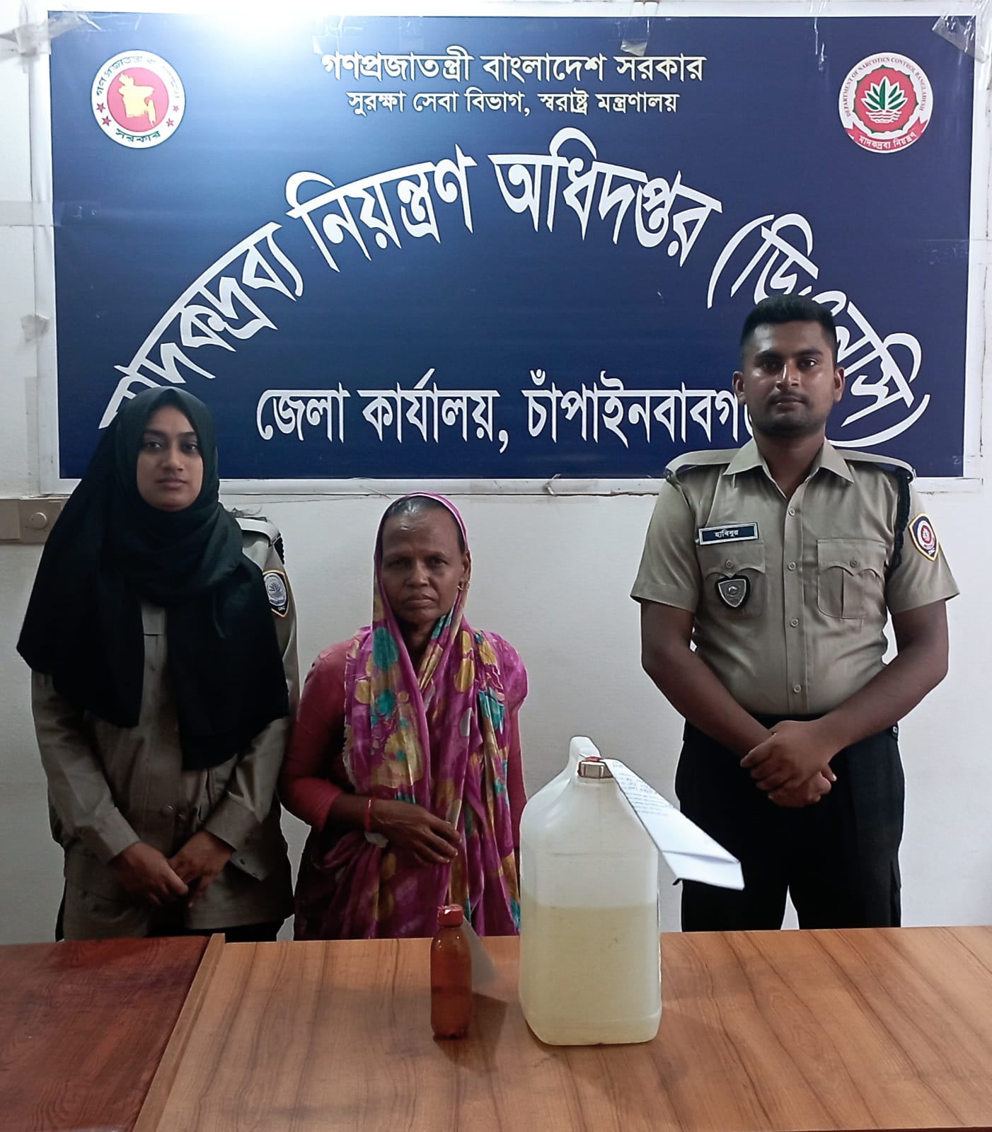 গোমস্তাপুরে ৭ লিটার চোলাইমদসহ নারী গ্রেফতার