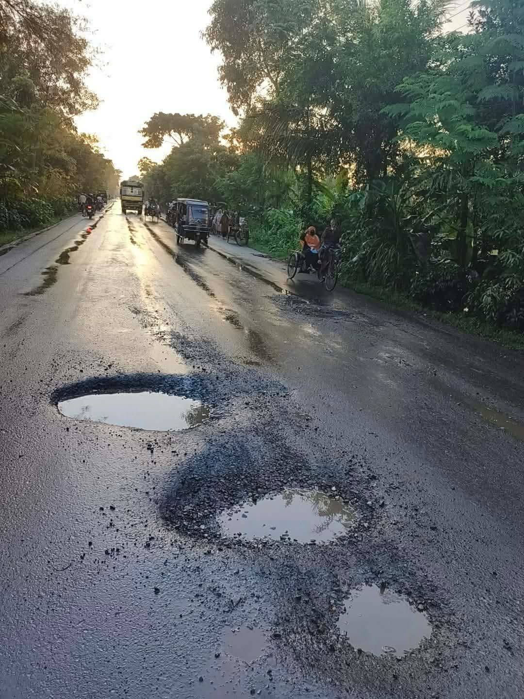 খুলনা-সাতক্ষীরা মহাসড়কে গর্তের খানাখন্দ: জনদুর্ভোগ চরমে, বেহাল দশা ডুমুরিয়া থেকে চুকনগর