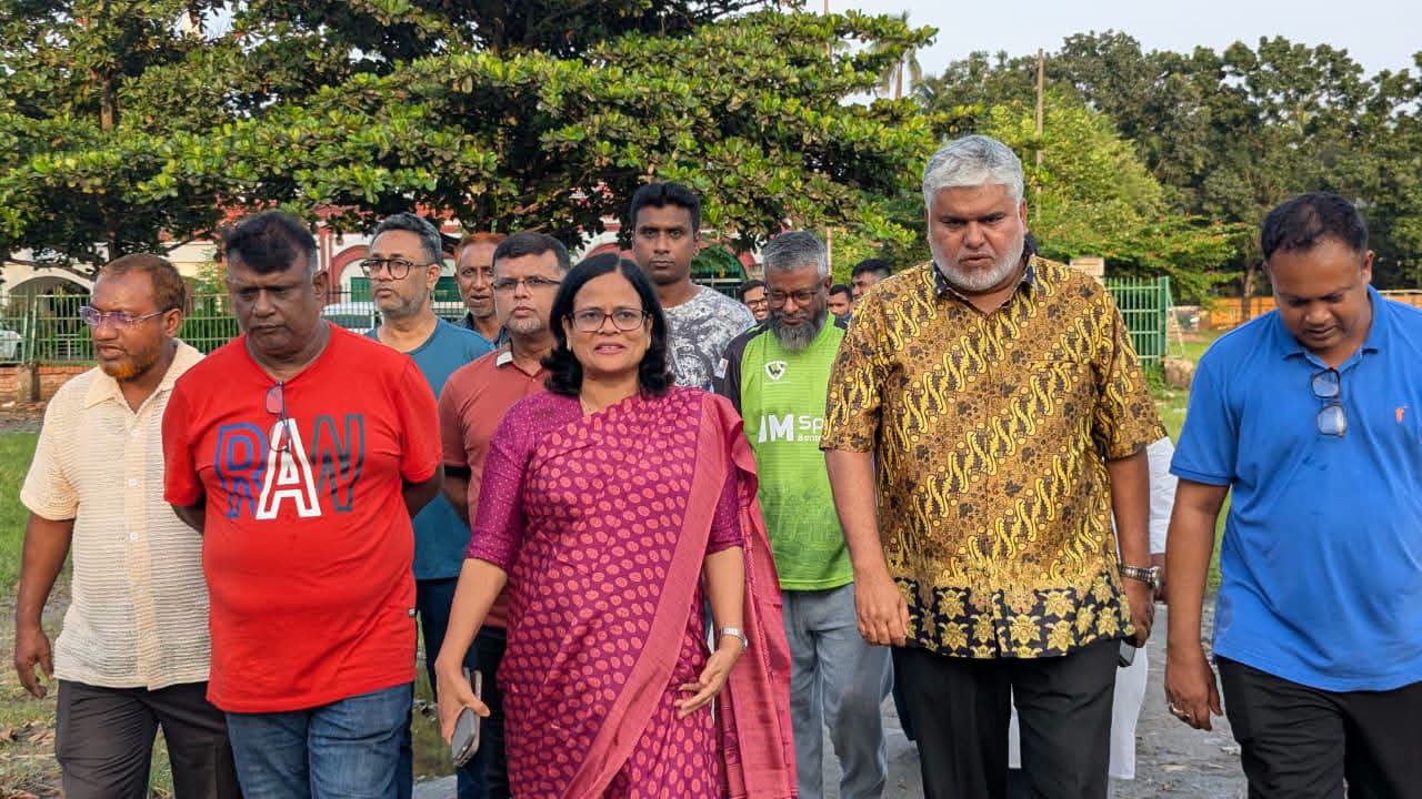 খুলনা সার্কিট হাউজের মাঠের প্রয়োজনীয় সংস্কার কাজের সম্ভাব্যতা ও বাস্তবায়ন পদ্ধতি পর্যালোচনার লক্ষ্যে পরিদর্শন করেন খুলনার জেলা প্রশাসক :