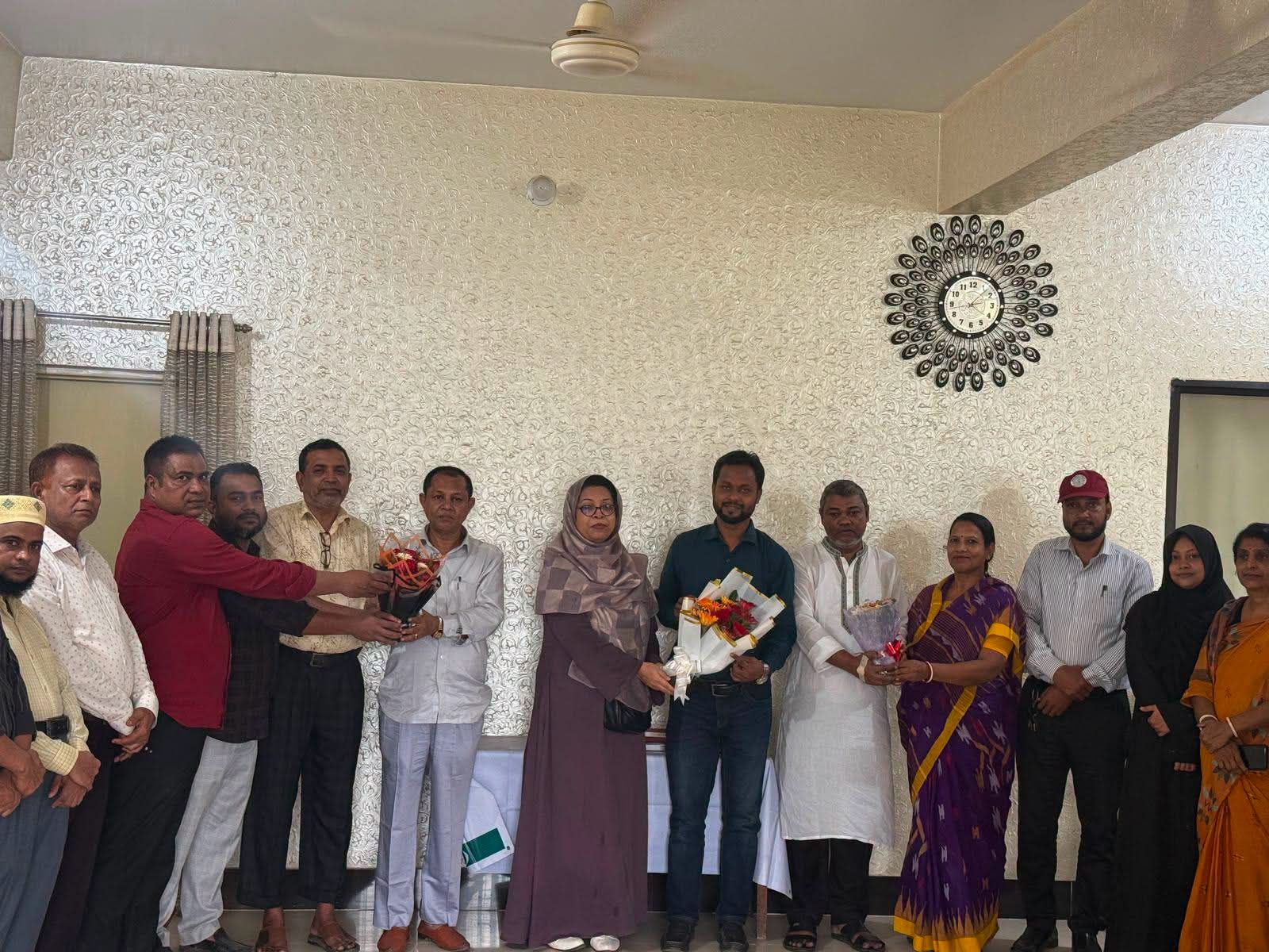 ঈদগাহ্ আদর্শ উচ্চ বিদ্যালয়ে এডহক কমিটির প্রথম সভা অনুষ্ঠিত 