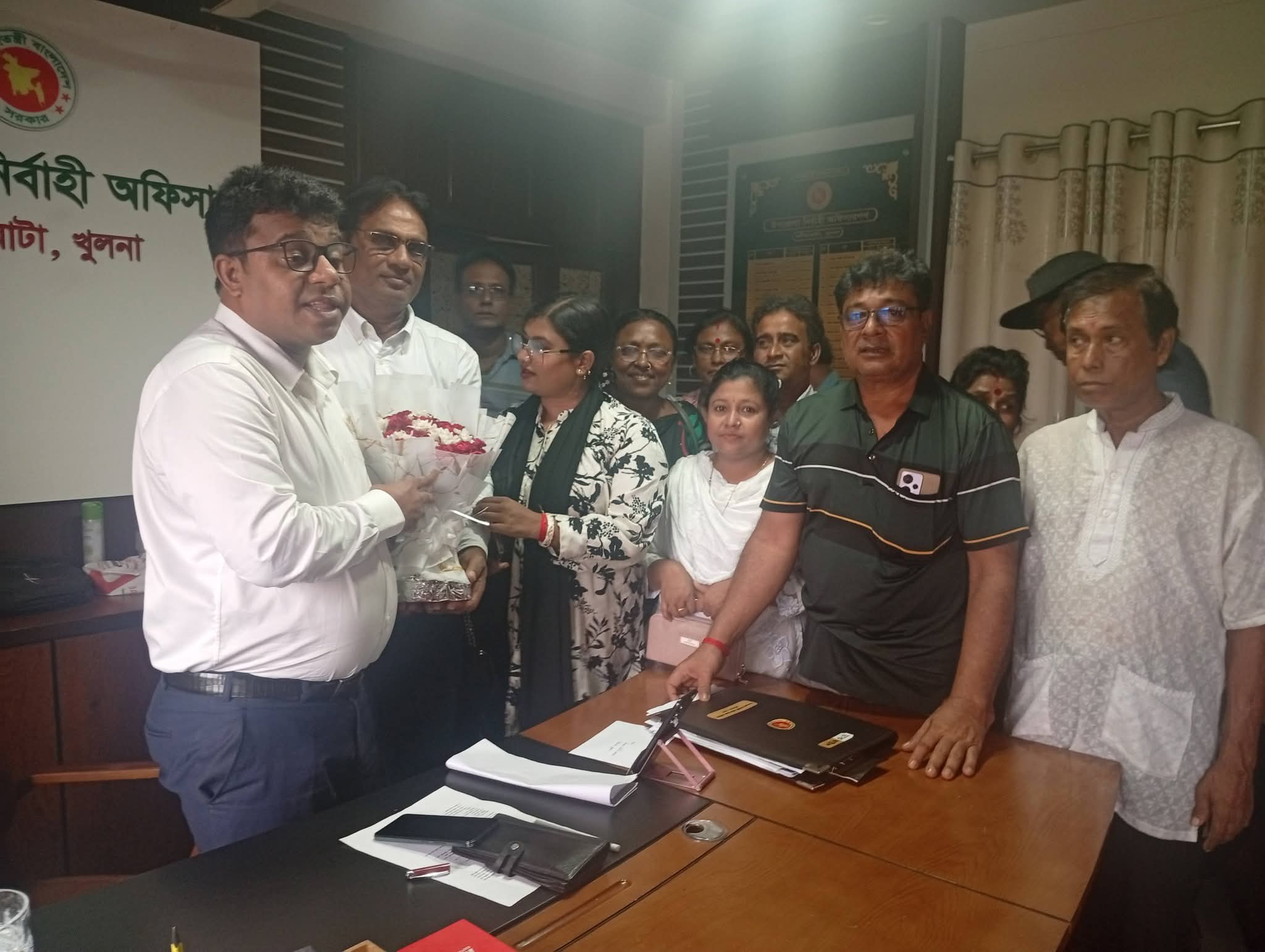 বাংলাদেশ যাত্রাশিল্পীপরিষদ, বটিয়াঘাটা শাখার পক্ষথেকে উপজেলা নির্বাহী অফিসার জনাব থান্দার কামরুজ্জামানকে ফুলেল শুভেচ্ছা ও সম্মাননা ক্রেষ্ট উপহার 