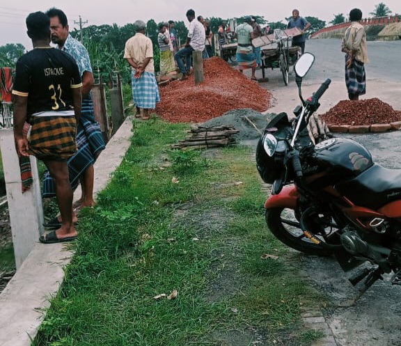 ৪ লাখ টাকা নেওয়ার অভিযোগ, এরপরও জমির দাবি; সওজের জায়গায় স্থাপনা নির্মাণ ঘিরে উঠছে প্রশ্ন—নেপথ্যে কার প্রভাব?