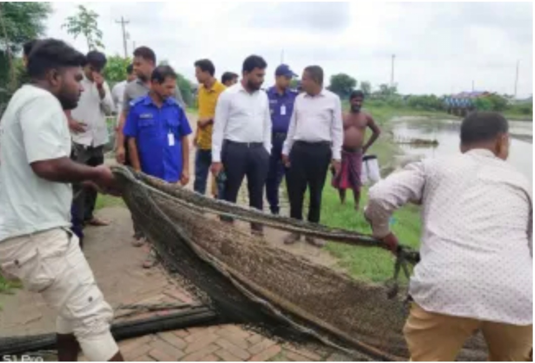 অবৈধ নেট-পাটা উচ্ছেদ ও নদী-খালের প্রবাহ ফেরাতে ডুমুরিয়ায় তৎপরতা: গলদা-বাগদা চাষে নতুন সম্ভাবনার আশা