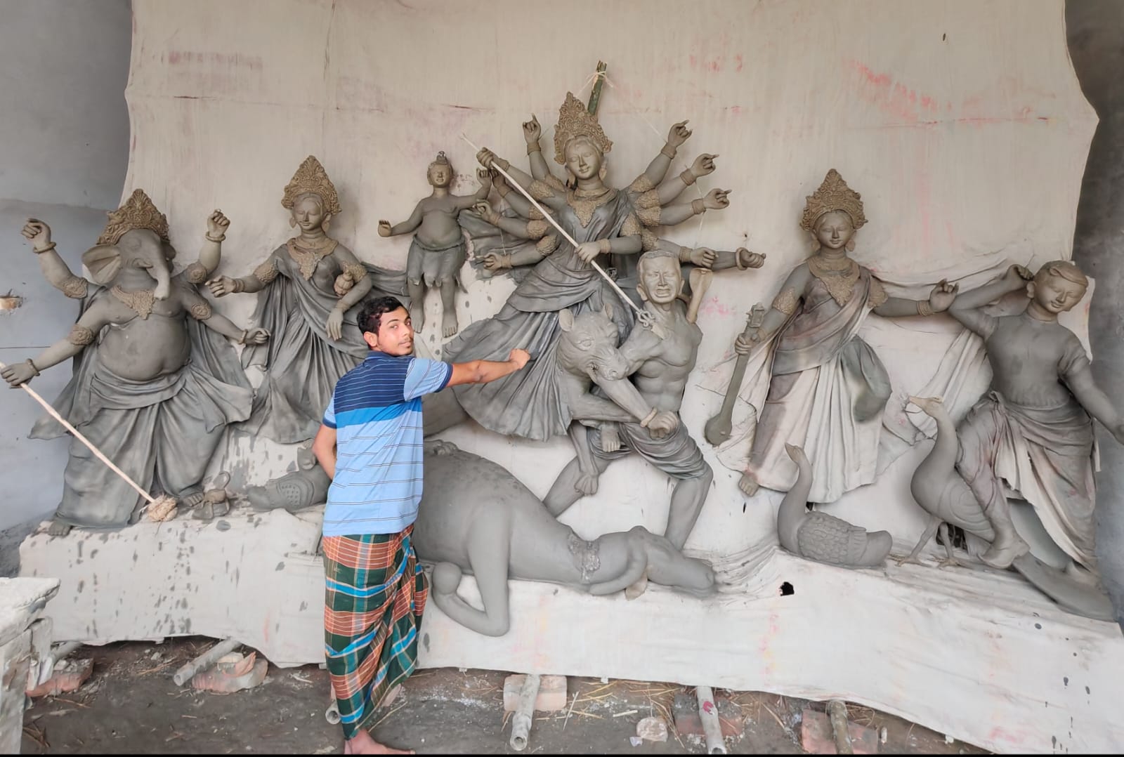 ডুমুরিয়ার টিপনা পাল পাড়ায় ব্যতিক্রমী দুর্গোৎসবের প্রস্তুতি