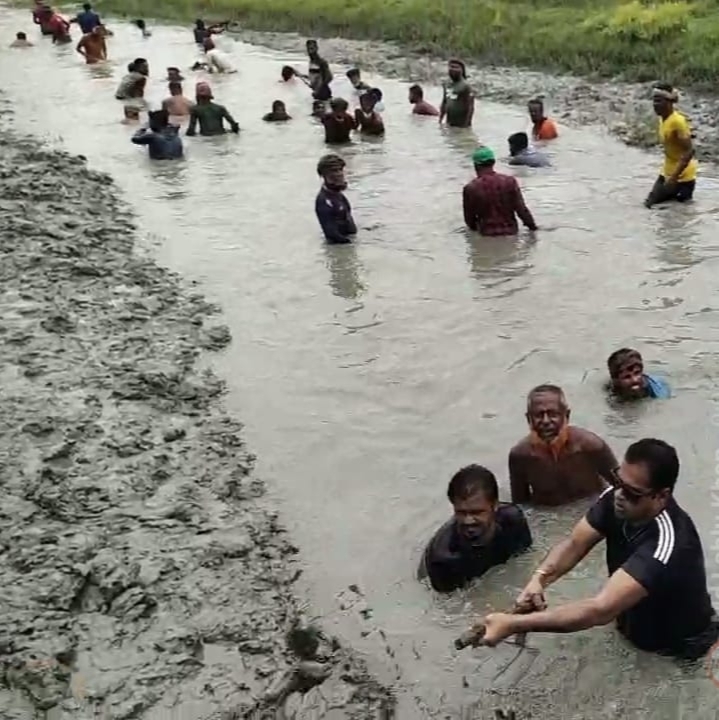 ‎ডুমুরিয়ায় তিন বিলের পানি নিষ্কাশনে স্লুইস গেটের পলি অপসারণ স্বেচ্ছাশ্রমে