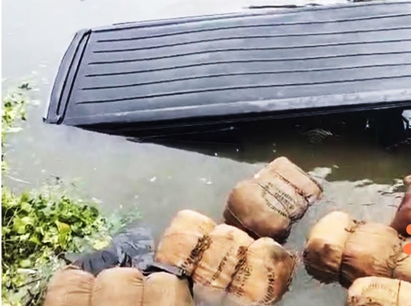 পুলিশের ধাওয়া খেয়ে গাঁ’জা’বাহী মাইক্রোবাস পুকুরে, উদ্ধার ৯ বস্তা গাঁ’জা