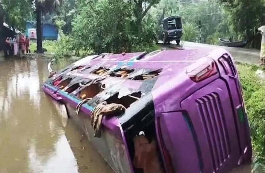 ডাবল ডেকার স্লিপার বাস পড়লো খাদে, গ্লাস ভে’ঙে যাত্রীদের উদ্ধার