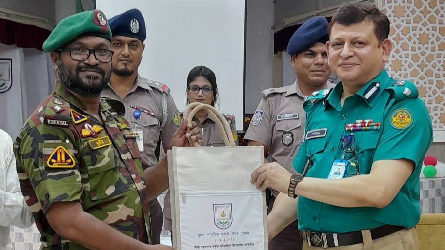 খুলনা পাবলিক কলেজে ট্রাফিক সচেতনতামূলক কর্মসূচি অনুষ্ঠিত