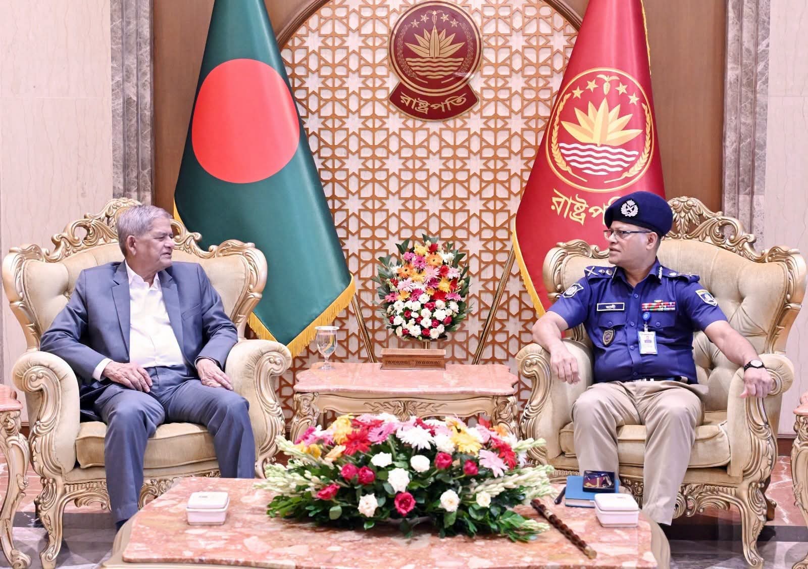 বঙ্গভবনে রাষ্ট্রপতির সঙ্গে বাংলাদেশ পুলিশের আইজিপির সৌজন্য সাক্ষাৎ