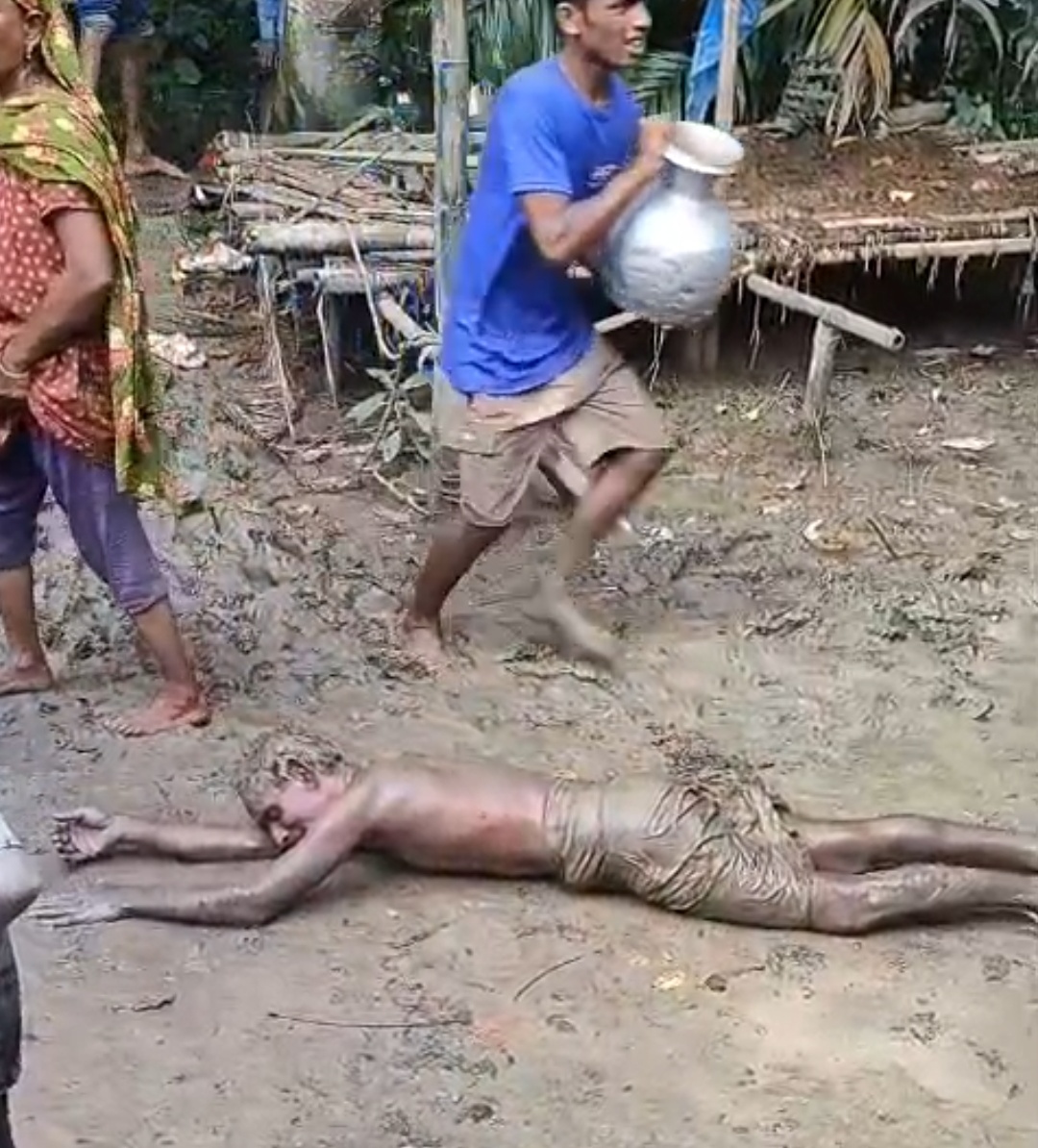 সুনামগঞ্জের শান্তিগঞ্জের দেবগ্রামে কারেন্টের তার থেকে আগুন লেগে তিনটি পরিবারের বসতভিটা পুড়ে ২০ লাখ টাকার ক্ষয়ক্ষতি