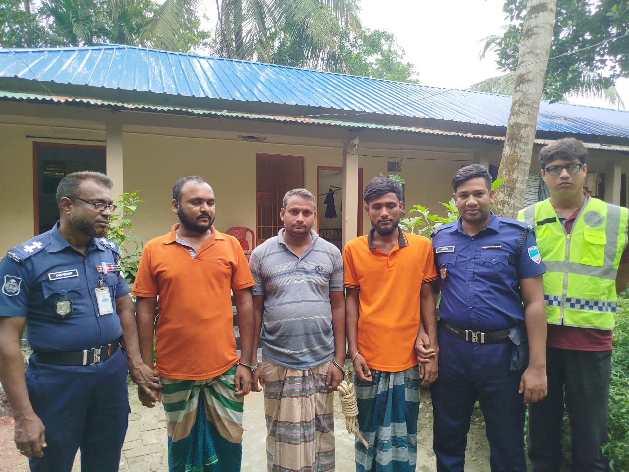 গভীর রাতে পুলিশের অভিযান, উদ্ধার ১৪ পিস ইয়াবা