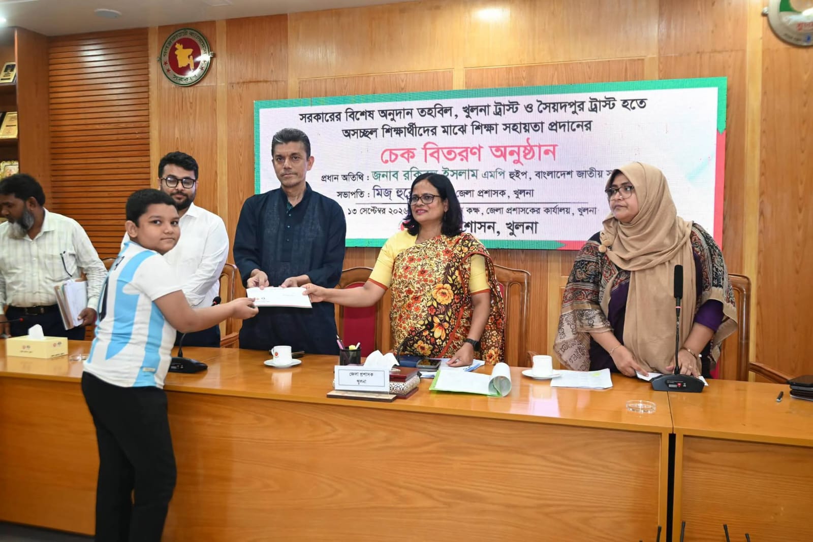 খুলনা ট্রাস্ট ও সৈয়দপুর ট্রাস্ট হতে ছাত্র-ছাত্রীদের মাঝে শিক্ষা সহায়তা প্রদানের চেক বিতরণ  জনাব রকিবুল ইসলাম এমপি