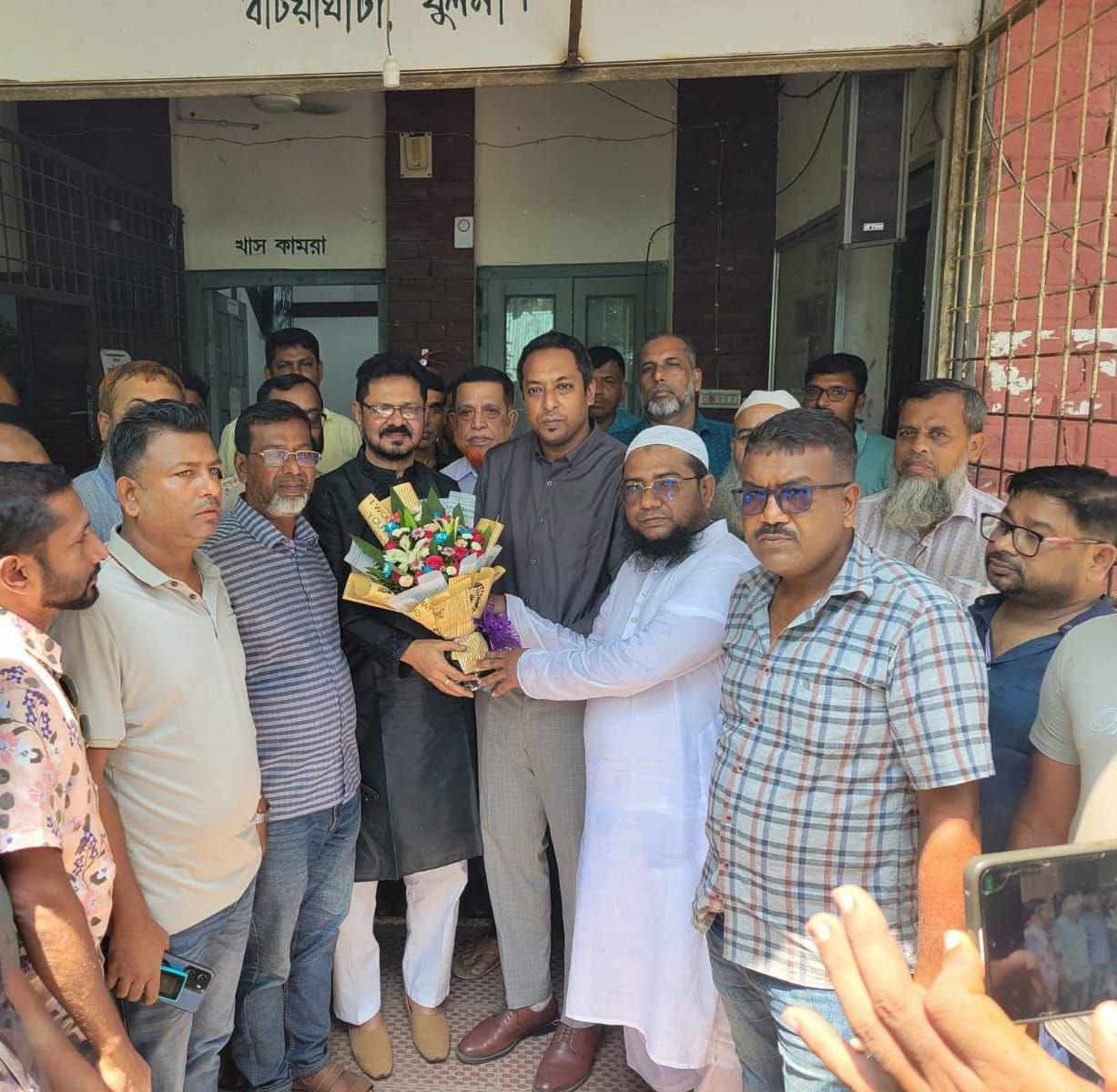 খুলনা-১ আসনের সাংসদ আমীর এজাজ খান এমপিকে বটিয়াঘাটা সাবরেজিস্ট্রার’র নেতৃত্বে ফুলেল শুভেচ্ছা জ্ঞাপন ও পরিদর্শন :