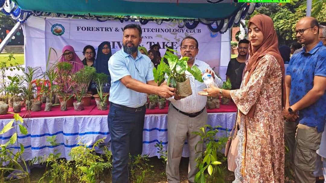 খুলনা বিশ্ববিদ্যালয় ফরেস্ট্রি এন্ড উড টেকনোলজি ক্লাবের আয়োজনে প্লাস্টিক বর্জ্যের বিনিময়ে চারাগাছ বিতরণ করছে শিক্ষার্থীরা উদ্বোধন করেন : খুলনা বিশ্ববিদ্যালয় উপাচার্য 
