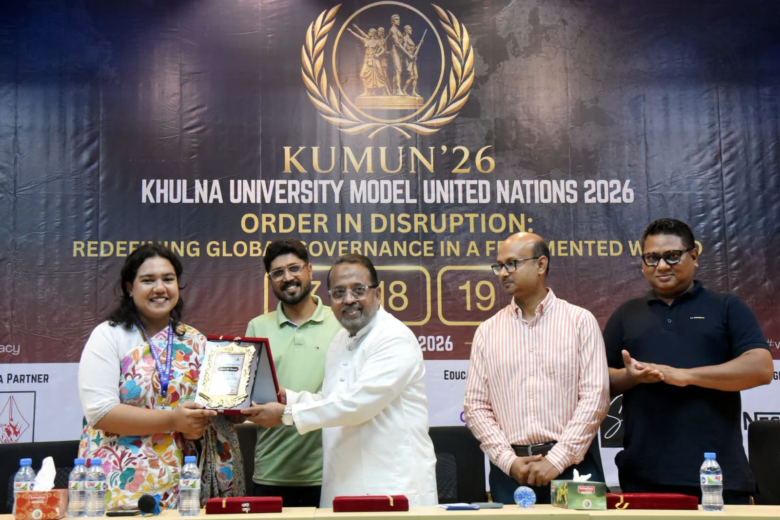খুলনা বিশ্ববিদ্যালয়ের তিন দিনব্যাপী ছায়া জাতিসংঘ সম্মেলন অনুষ্ঠিত কূটনীতি ও সংলাপের মাধ্যমে বৈশ্বিক নেতৃত্বের দক্ষতা গড়ে তুলছে ছায়া জাতিসংঘ : উপাচার্য